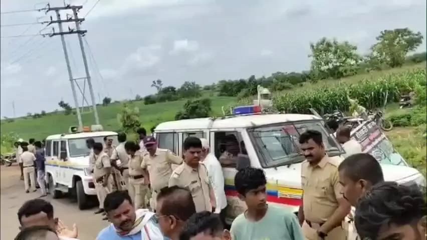 भोकरदन: वडीगोद्री,मेहेगाव शेत शिवारात शेतजमीन मोजण्याच्या कारणावरून पोलीस व शेतकऱ्यांमध्ये बाचाबाची,40 शेतकऱ्यांवर गुन्हा दाखल