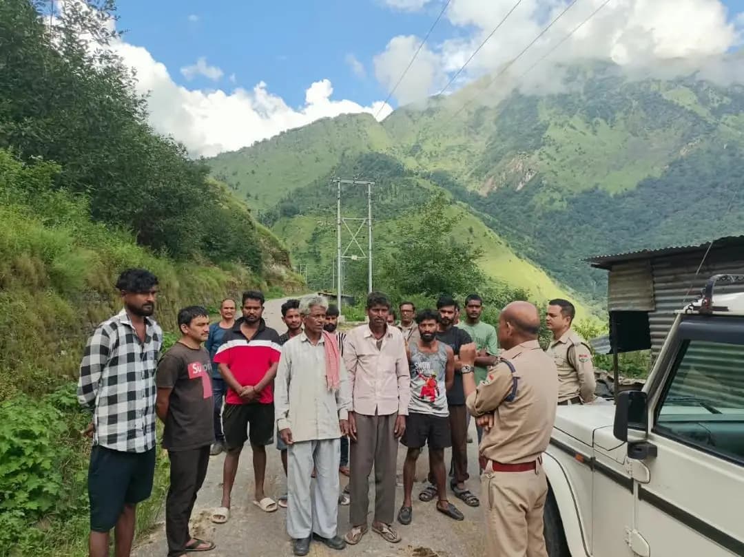 पिथौरागढ़: पिथौरागढ़ पुलिस ने मुनस्यारी के चिमलधार में ग्रामीणों को साइबर ठगी से बचाने अभियान शुरू किया