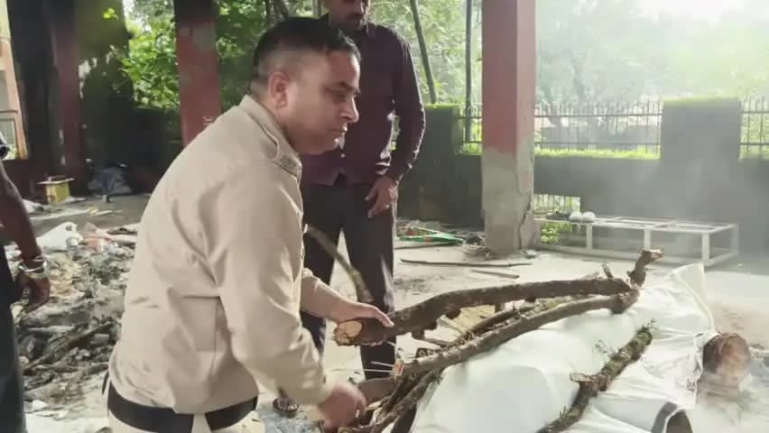 डोईवाला: डोईवाला पुलिस ने निभाया मानवता का फर्ज, लावारिस शव का विधि-विधान से किया अंतिम संस्कार