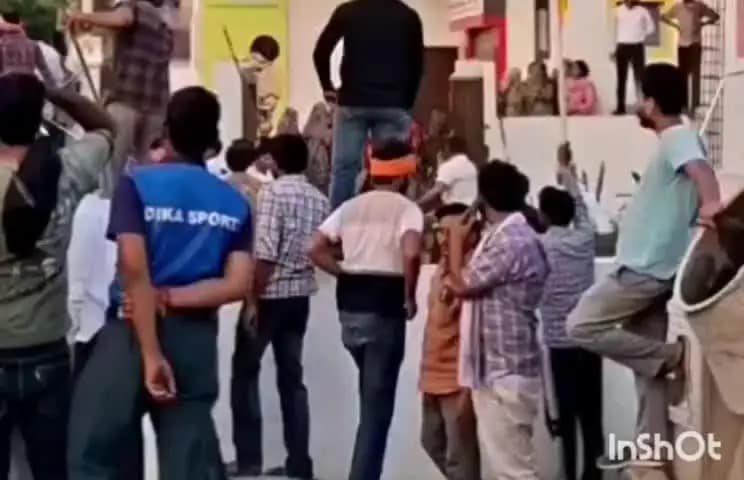 एत्मादपुर: पीलीपोखर में विवाहिता की हत्या पर परिजनों ने किया हंगामा, आरोपी पति के एनकाउंटर और उसके घर पर बुलडोजर कार्रवाई की मांग