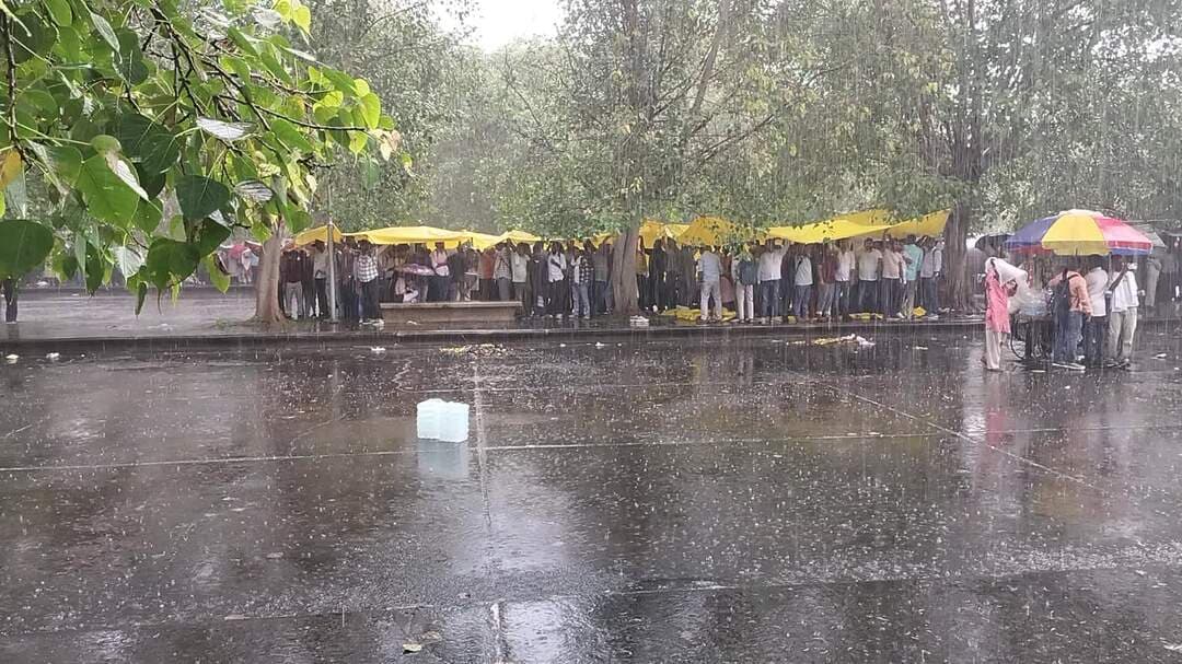 @# सरकार हम पंचायत सहायकों का दुख दर्द नहीं देख रही है हम लोग एक गार्डन पार्क में बारिश में भीगते हुए अपनी मांगे को रखते
