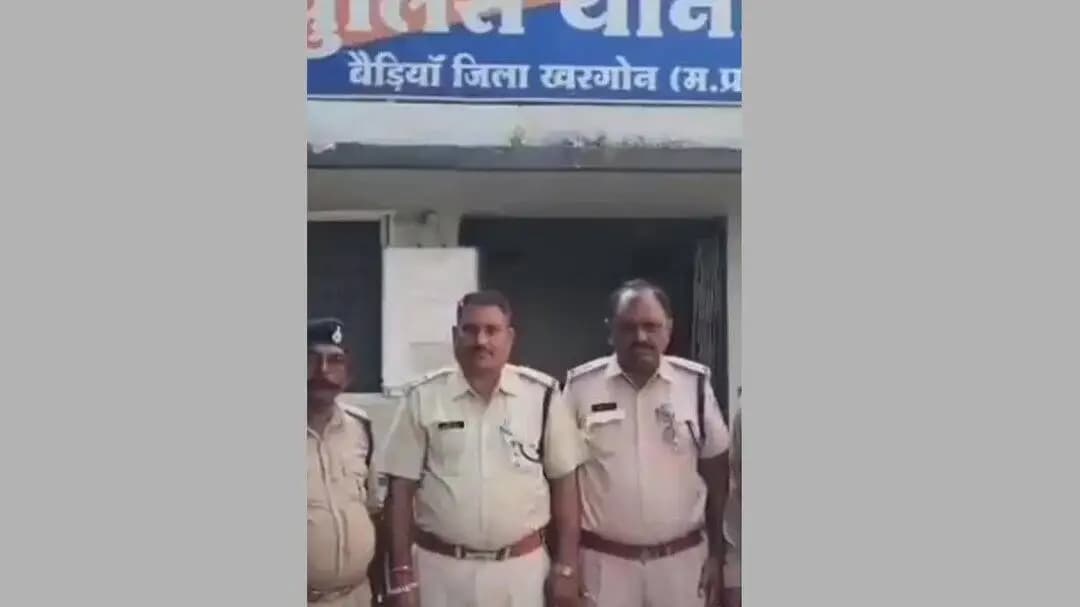 महेश्वर: चोरी की वारदात के 24 घंटे बाद ही पुलिस ने आरोपी दबोचा, सोने की झुमकी, मोबाइल और नकदी बरामद