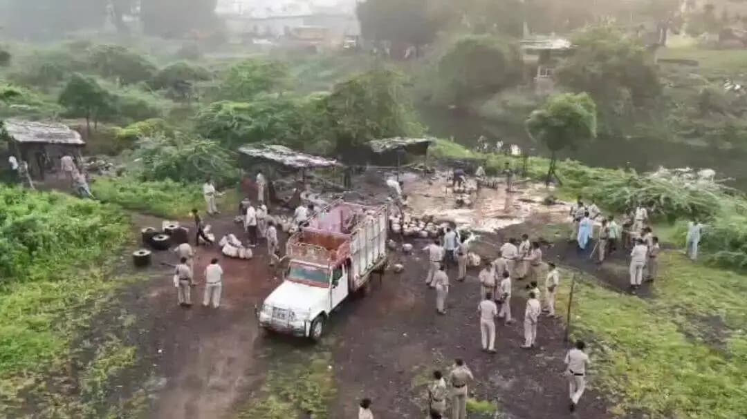 महेश्वर: खरगोन के सोमाखेड़ी में ड्रोन से अवैध शराब के ठिकाने खोजे, 16 लाख की शराब नष्ट, 8 गिरफ्तार