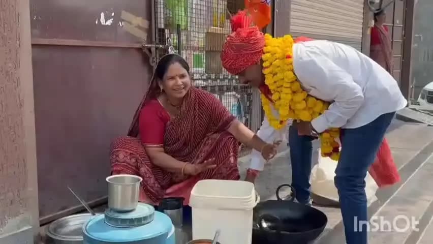 लाडपुरा: वोट के लिए साबुन उठाया, बैठकर मांजे बर्तन, फिर महिला के छुए पैर, प्रत्याशी का वीडियो सोशल मीडिया पर वायरल