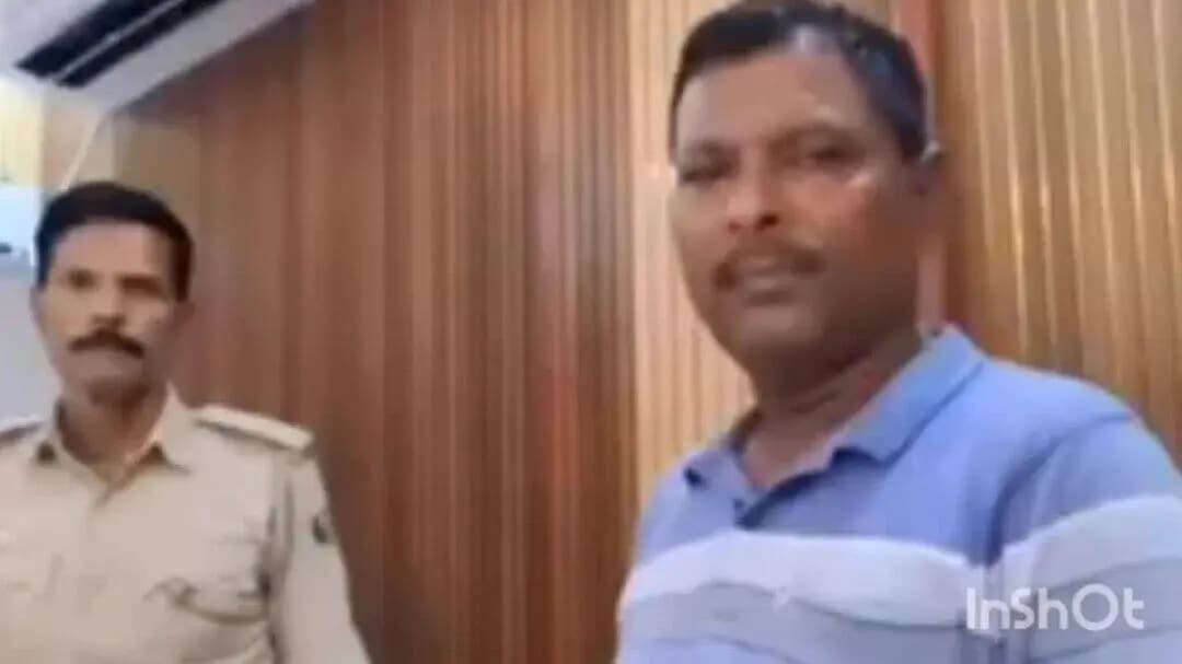 पिपरा: शराब के नशे में पकड़े गए बकौर के मुखिया! जांच में हुई पुष्टि, बोले- पत्नी के ऑपरेशन के लिए जाना था, इंग्लिश शराब पी ली थ