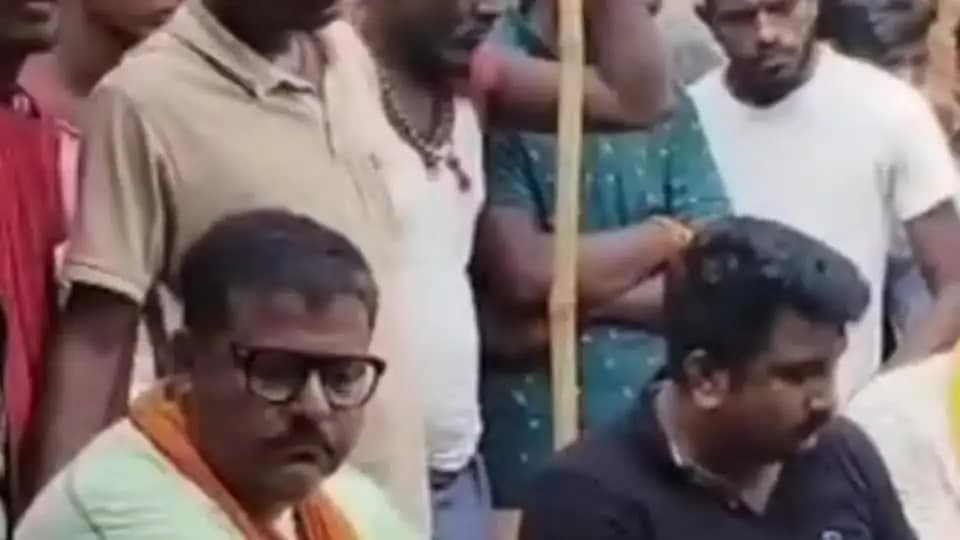 शाम्हो अकहा कुरहा: अकहा गांव में बाढ़ में बहे 64 वर्षीय पशुपालक हरिचरण पासवान का शव 24 घंटे बाद बुधवार सुबह मिला