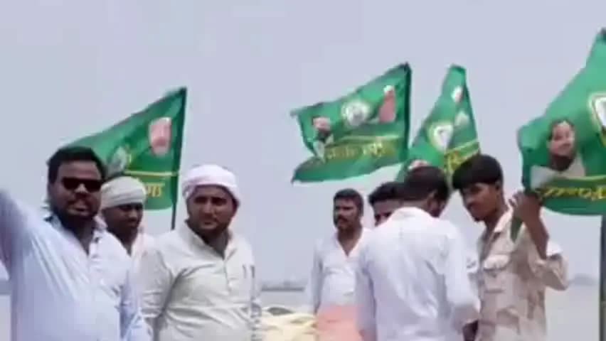 खगौल: दानापुर दियारा में राजद कार्यकर्ताओं ने सूखा राशन बांटा, सरकार पर मदद न देने का आरोप