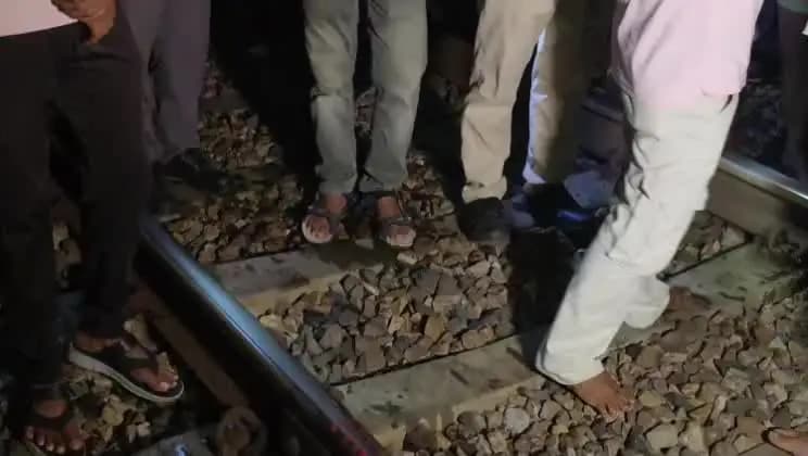 रफीगंज: रफीगंज में राजधानी एक्सप्रेस दुर्घटना की 24वीं बरसी पर दी गई श्रद्धांजलि, 150 से अधिक यात्रियों की हुई थी मौत