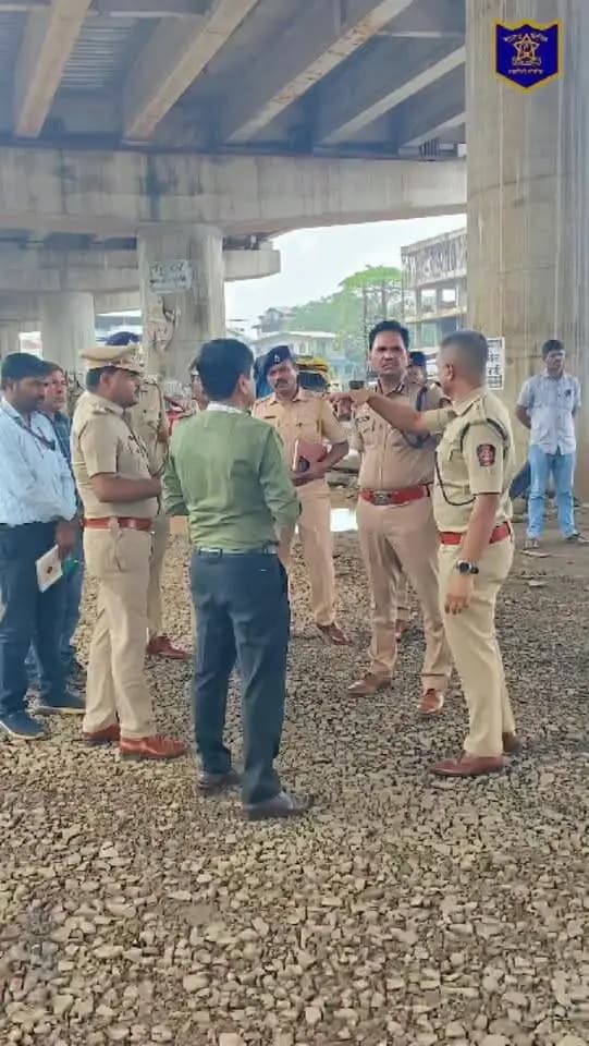 Operation TAPE for Safe अंतर्गत गणेशोत्सवाच्या अनुषंगाने मा. विशेष पोलीस महानिरीक्षक श्री. चंद्र किशोर मीणा (भा.पो .से) यांनी रत्नागिरी जिल्ह्यातील रस्ते व वाहतूक व्यवस्थेची पाहणी केली. यावेळी मा. पोलीस अधीक्षक श्री. नितीन बगाटे (भा.पो.से.) यांनी गणेशोत्सवाच्या अनुषंगाने ठिकठिकाणी उभारण्यात येणाऱ्या पोलीस मदत केंद्रांची, अपघात रोखण्यासाठी करण्यात येणाऱ्या उपाययोजनांची तसेच पर्यायी मार्गांची माहिती दिली.
ज्या ठिकाणी रस्त्यांची कामे सुरू आहेत, तेथे नागरिकांच्या वाहतुकीस कोणताही अडथळा निर्माण होणार नाही, यासाठी आवश्यक खबरदारी घेण्याबाबत संबंधित कर्मचाऱ्यांना निर्देश देण्यात आले.
यावेळी सर्व पोलीस अधिकारी तसेच रस्ता सुरक्षेशी संबंधित अधिकारी व कर्मचाऱ्यांना आवश्यक मार्गदर्शन करण्यात आले.
CMO MAHARASHTRA Devendra Fadnavis Eknath Shinde - एकनाथ शिंदे Sunetra Pawar उदय सामंत Yogesh Ramdas Kadam महाराष्ट्र पोलीस | Maharashtra Police IGP Konkan Range #ganeshustav2026 #roadsafety #ratnagiri #ratnagiripolice