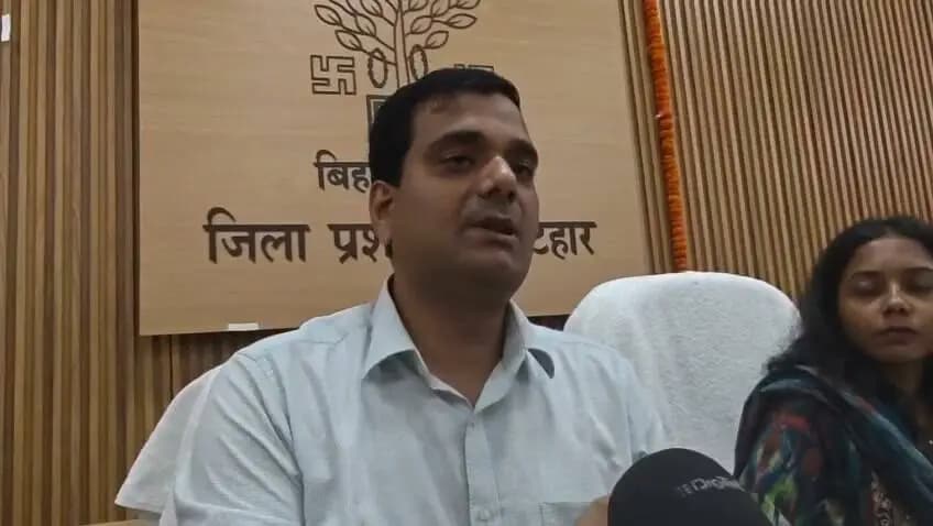 कटिहार जिले के प्रभावित क्षेत्रों में बाढ़ से प्रभावित लोगों के लिए वोट एम्बुलेंस/ चिकित्सा केंद्र चलाया जा रहा है।वोट एंबुलेंस के बारे में विस्तार से जानकारी देते हुए जिला पदाधिकारी कटिहार आशुतोष द्विवेदी।
Information & Public Relations Department, Government of Bihar Disaster Management Department Govt. of Bihar Home Department, Govt. of Bihar #katihar