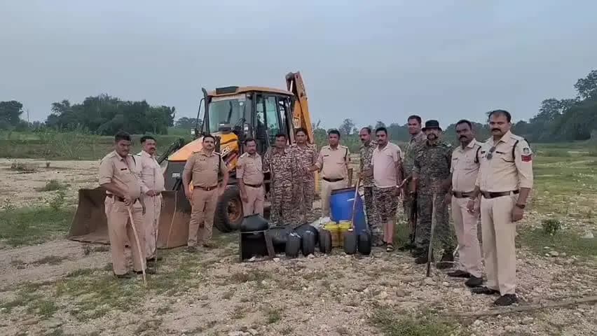 लालबर्रा: थाना प्रभारी ने पढ़ाया जागरूकता का पाठ - लालबर्रा पुलिस ने ग्राम बोरीटोला में अवैध महुआ शराब के ठिकानों पर मारा छापा