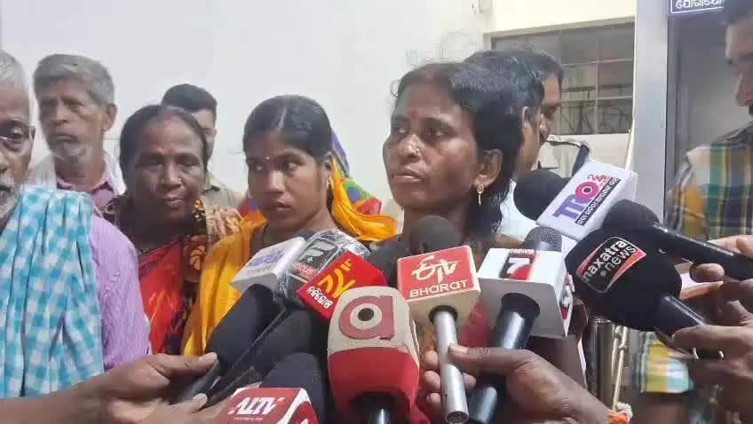 ହିନ୍ଦୋଳ: ମାନପୁର ଗ୍ରାମରେ ସବର୍ଣ୍ଣ ଅସବର୍ଣ୍ଣ ବିବାଦକୁ ନେଇ ଏସପିଙ୍କ କାର୍ଯ୍ୟାଳୟଠାରେ ସବର୍ଣ୍ଣ ମହିଳାଙ୍କ କ୍ଷୋଭ ପ୍ରକାଶ