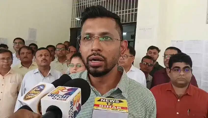 जिलाधिकारी ने सरस्वती विद्या निकेतन (माॅडल स्कूल), राजकीय जिला स्कूल, मुजफ्फरपुर का निरीक्षण किया; विद्यार्थियों की प्रतिभा, परिश्रम एवं मेधा की सराहना की। इस दौरान मीडिया प्रतिनिधियों से बात करते जिलाधिकारी श्री कुमार गौरव