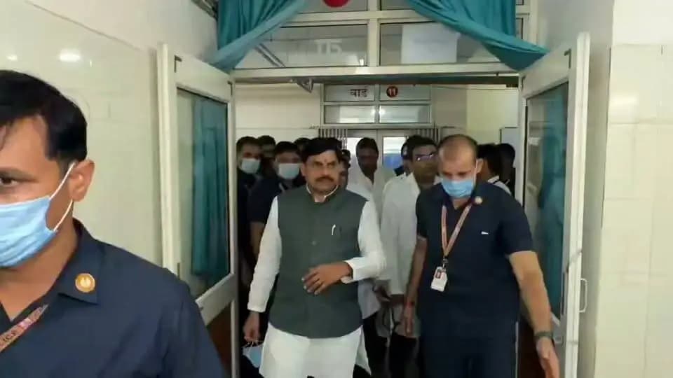 ➡️ बंडा में अवैध जहरीली शराब के सेवन से हुई घटना के उपरांत मुख्यमंत्री डॉ मोहन यादव ने बुंदेलखंड मेडिकल कॉलेज पहुंचकर पीड़ित व्यक्तियों से भेंट की। और उन्होंने पीड़ितों का कुशलक्षेम जाना तथा चिकित्सकों से उनके उपचार और स्वास्थ्य की स्थिति की जानकारी ली।
CM Madhya Pradesh Dr Mohan Yadav Jansampark Madhya Pradesh #JansamparkMP #sagar