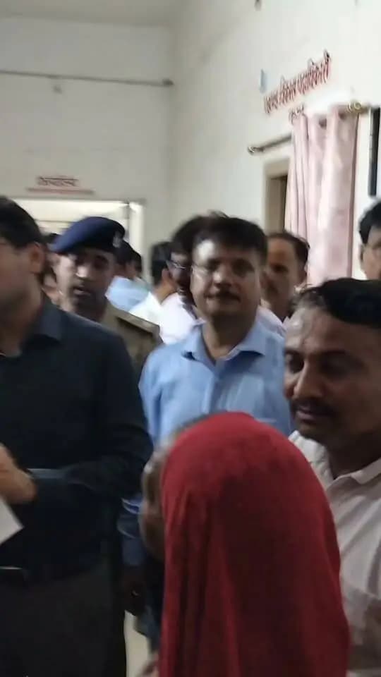 जिला पदाधिकारी द्वारा प्रखंड निरीक्षण के दौरान आमजनों से मिलकर उनकी समस्याओं एवं मामलों को गंभीरता से सुना गया। संबंधित मामलों में आवश्यक कार्रवाई एवं उचित दिशा-निर्देश दिए गए, ताकि लोगों की समस्याओं का त्वरित एवं प्रभावी समाधान सुनिश्चित हो सके।
जनसेवा, संवेदनशीलता और समाधान—जिला प्रशासन की प्राथमिकता।
CMO Bihar Information & Public Relations Department, Government of Bihar General Administration Department, Govt. of Bihar