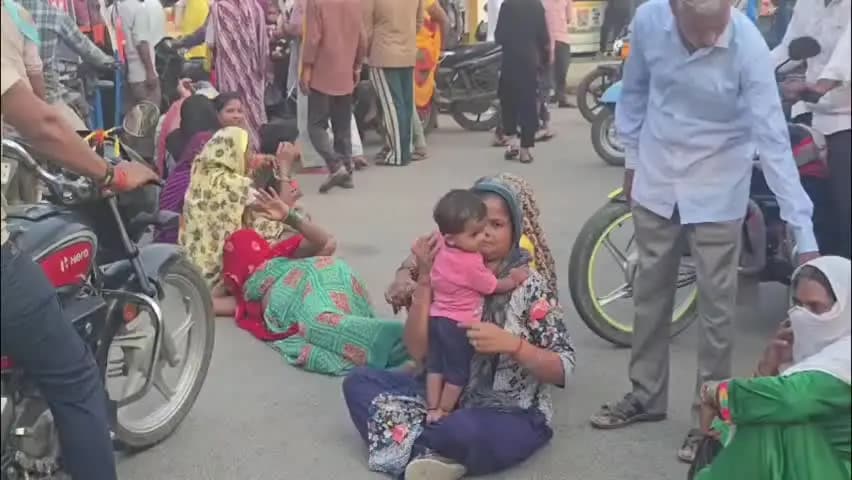 मऊरानीपुर: बिजली-पानी संकट पर मऊरानीपुर में लोगों का गुस्सा फूटा, झलकारी बाई तिराहे पर लगाया जाम