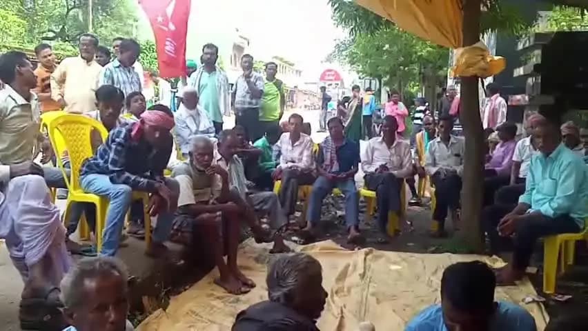 বলরামপুর: বলরামপুর পশু হাট চালু সহ ১৫ দফা দাবিতে বলরামপুর ব্লক কার্যালয়ের সামনে অবস্থান বিক্ষোভে সিপিআই(এম)নেতা কর্মীরা