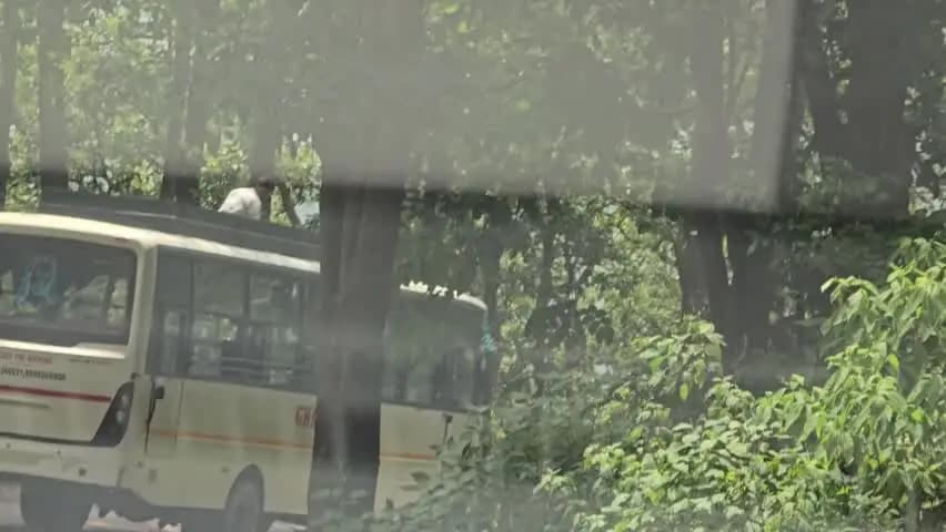 मनोरा: जशपुर–सन्ना मार्ग पर जान हथेली पर, चांदनी बस की छत पर बैठा खलासी, वायरल वीडियो ने खोली सुरक्षा व्यवस्था की पोल