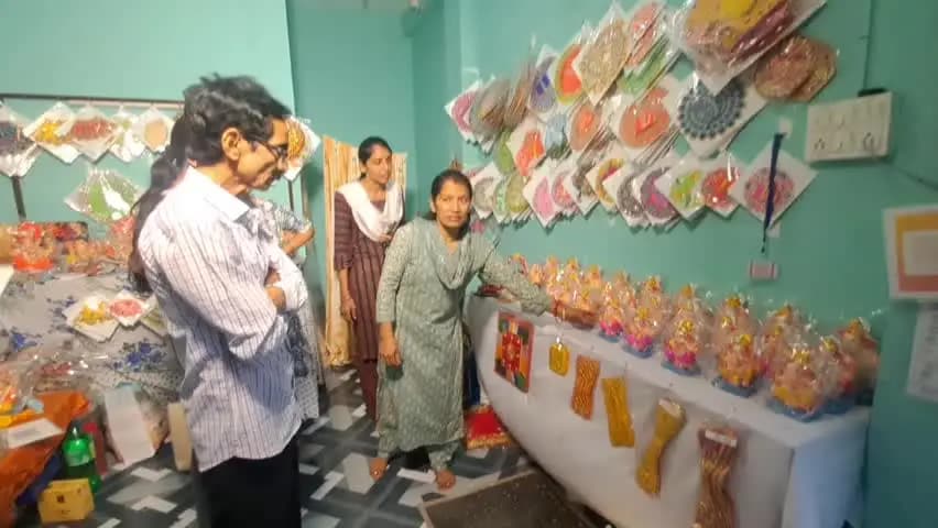 खंडवा नगर: मिट्टी की गणेश प्रतिमा के साथ नि:शुल्क पौधा-गमला देकर पर्यावरण संरक्षण का संदेश दे रहे