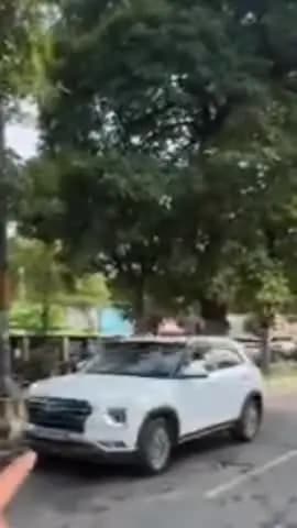 जगाधरी: DAV गर्ल्स कॉलेज के पास मोटरसाइकिल सवार तीन लड़कियां डिवाइडर से टकराईं, पीछे चल रहा ऑटो पलटा, बड़ा हादसा टला