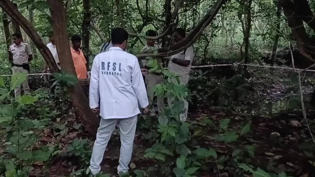 কাঁকসা: কাঁকসার জাটগরিয়া এলাকার জঙ্গল থেকে ৪জন মানুষের কঙ্কাল উদ্ধার করলো পুলিশ