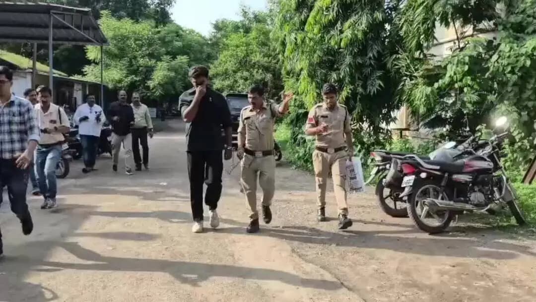 खरगौन: स्नैपचैट पर दोस्ती कर 1200 किमी दूर से नाबालिग से मिलने आया युवक, CID अफसर-डॉक्टर की फर्जी पहचान, मंचूरियन से खुली पोल