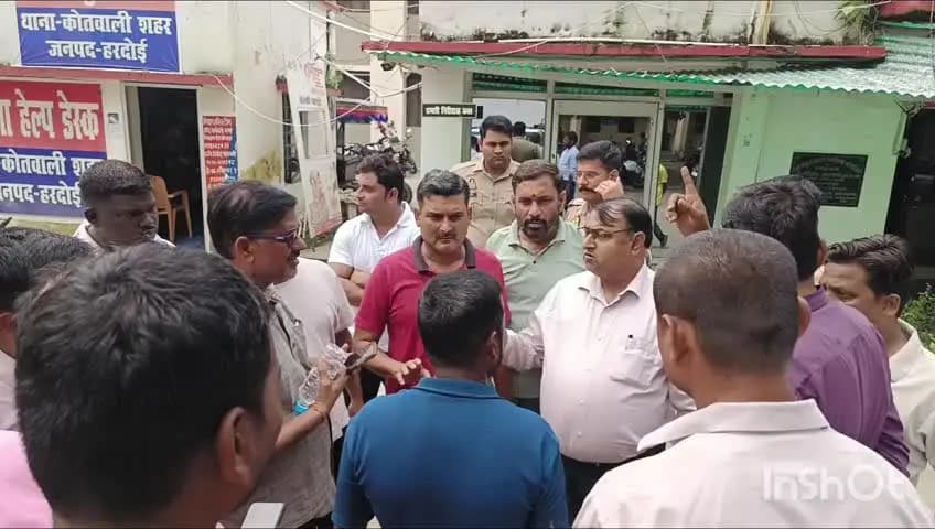हरदोई: मीट व्यापारी ने सफाईकर्मी पर चाकू से किया हमला, हालत गंभीर, सफाईकर्मियों ने कोतवाली का किया घेराव