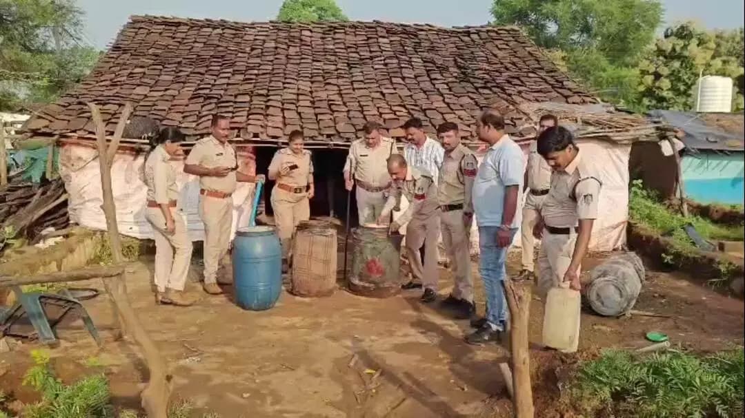 सुल्तानपुर: सुल्तानपुर के ग्राम तुलसीपार में पुलिस ने की बड़ी कार्रवाई, 15 हजार लीटर लाहन नष्ट