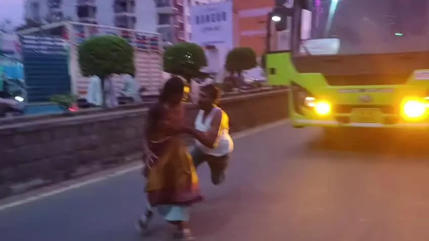 మెట్పల్లి: రోడ్డుపై మద్యం మత్తులో వ్యక్తి హల్చల్.. బస్సును అడ్డగించి డ్రైవర్తో గొడవ