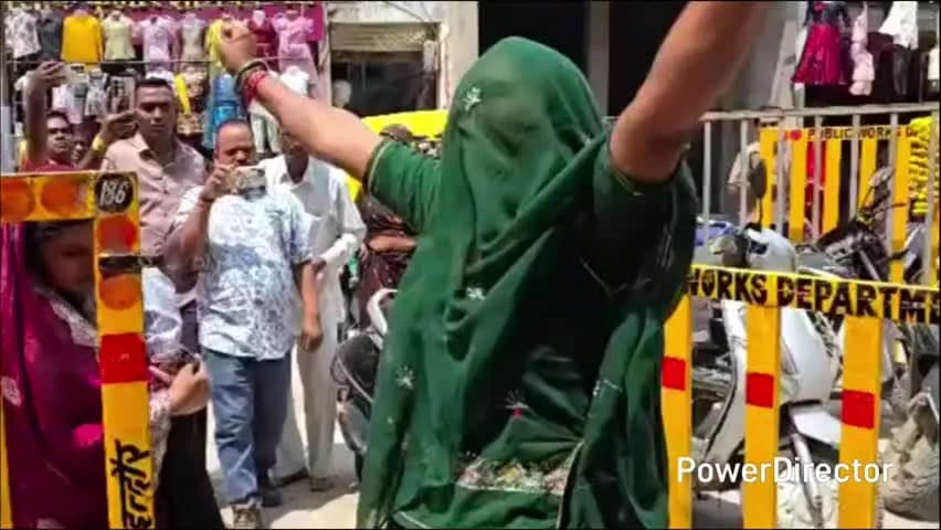 उज्जैन शहर: खड़े हनुमान मंदिर में अचानक भक्ति में डूबी महिला, सोशल मीडिया पर वीडियो हुआ वायरल