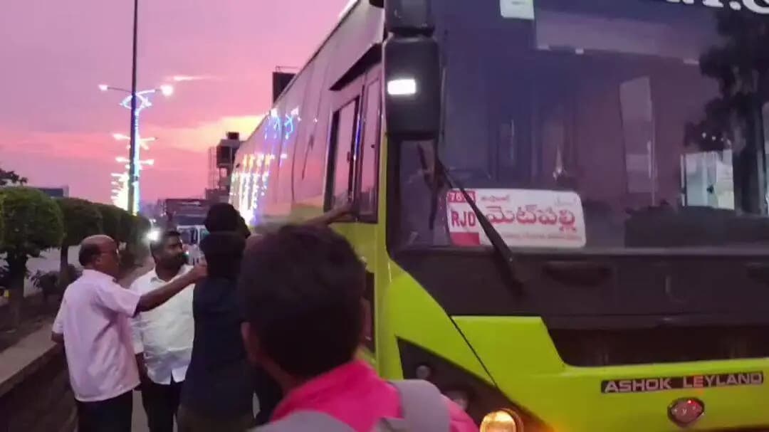మెట్పల్లి: రోడ్డుపై మద్యం మత్తులో వ్యక్తి హల్చల్.. బస్సును అడ్డగించి డ్రైవర్తో గొడవ..