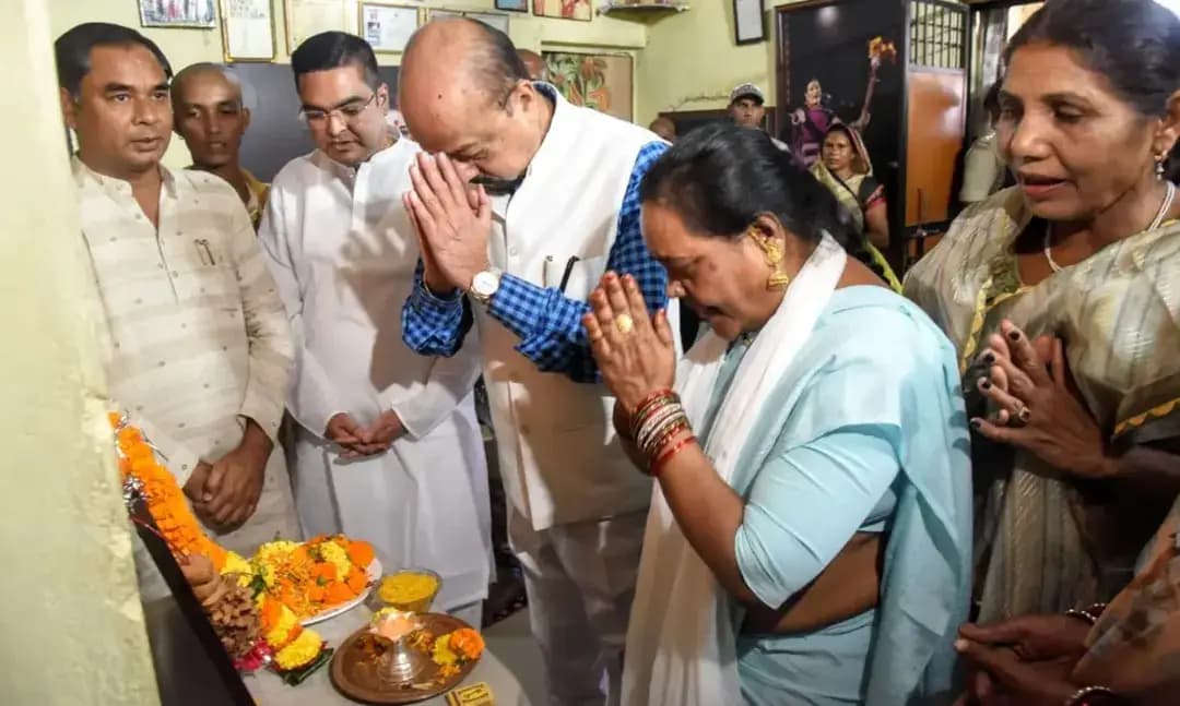 लोक संस्कृति की ध्वजवाहक स्व. डॉ. तीजन बाई को राज्यपाल ने दी भावभीनी श्रद्धांजलि
माननीय राज्यपाल श्री रमेन डेका ने अपने दुर्ग प्रवास के दौरान ग्राम गनियारी पहुंचकर प्रख्यात पंडवानी गायिका, पद्म विभूषण स्व. डॉ. तीजन बाई के तैलचित्र पर श्रद्धासुमन अर्पित किए। उन्होंने परिजनों से आत्मीय भेंट कर उनका कुशलक्षेम जाना।
राज्यपाल ने कहा कि स्व. डॉ. तीजन बाई ने अपनी विशिष्ट ‘कापालिक शैली’ से पंडवानी गायन को देश और दुनिया भर में एक विशिष्ट पहचान दिलाई। छत्तीसगढ़ की लोक कला व संस्कृति में उनका योगदान अविस्मरणीय है।
इस अवसर पर वैशाली नगर विधायक श्री रिकेश सेन, पद्मश्री श्रीमती उषा बारले, स्थानीय जनप्रतिनिधि एवं प्रशासनिक अधिकारी उपस्थित रहे।
#TeejanBai #PandwaniSinger #Chhattisgarh #CultureHeritage #RamenDeka Shraddhanjali