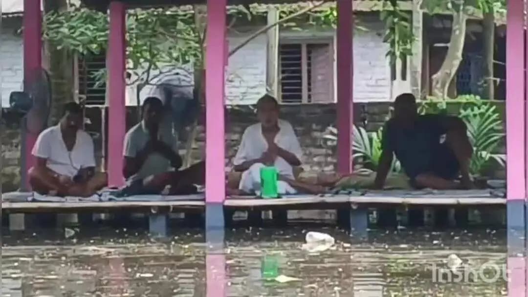 রতুয়া ১: জলে প্লাবিত কাটাহা দিয়ারা, জল যন্ত্রণার ভুক্তভোগী খোদ রতুয়ার বিধায়ক সমর মুখার্জী