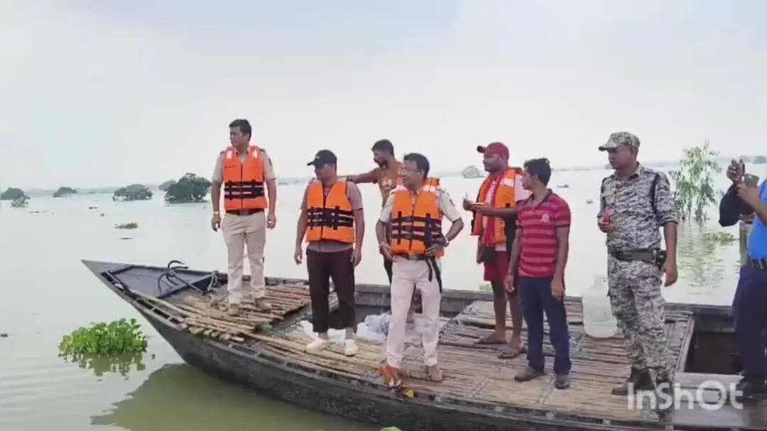 মানিকচক: বন্যায় ভয়াবহ চিত্র ভুতনির, বাড়ির ছাদ প্রায় ছুঁয়েছে জলস্তর, পরিবার গুলির কাছে পৌঁছচ্ছে পুলিশ