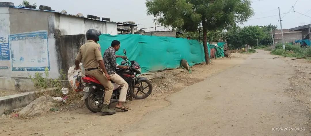 డోర్నకల్: డోర్నకల్ పకీరతండాలో క్షుద్ర పూజల కలకలం: ధైర్యం చెప్పి వస్తువులను తొలగించిన పోలీసులు
