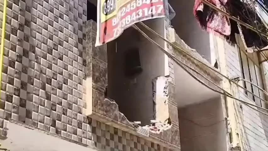 लक्ष्मी नगर में MCD का बुलडोजर अभियान जारी, पांच मंजिला इमारत का ध्वस्तीकरण