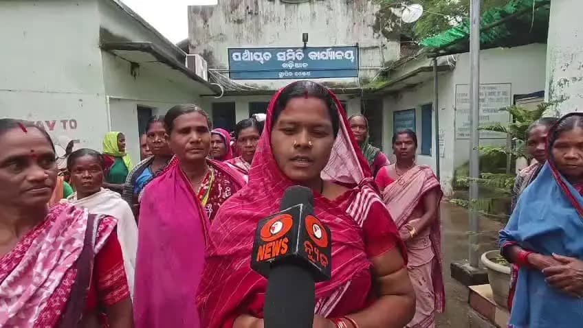ଖରିଆର: ୪ ମାସ ହେଲା ବଡ଼ଦୋହେଲ ପଞ୍ଚାୟତରେ ଚାଉଳ ମିଳିନଥିବା ଅଭିଯୋଗ କରି ସେଲ୍ସମ୍ୟାନଙ୍କୁ ହଟାଇବା ଦାବି କରି ବିଡ଼ିଓଙ୍କୁ ଅଭିଯୋଗ ଓ ପ୍ରତିକ୍ରିୟା