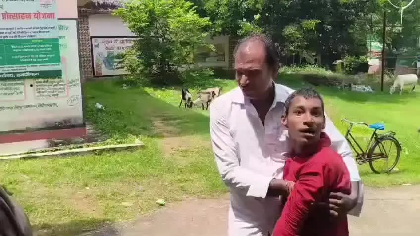 हज़ारीबाग: प्रशासनिक उदासीनता: दिव्यांग बेटे की पेंशन एक साल से बंद, लाचारी का बोझ लिए भटक रहा परिवार