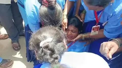 ಗದಗ: ನಗರದಲ್ಲಿ ನಡೆಯುತ್ತಿರುವ ಪೌರಕಾರ್ಮಿಕರ ಅನಿರ್ದಿಷ್ಟಾವಧಿ ಧರಣಿಯಲ್ಲಿ ಅನಾರೋಗ್ಯದಿಂದ ಕುಸಿದು ಬಿದ್ದ ಕಾರ್ಮಿಕ ಮಹಿಳೆ