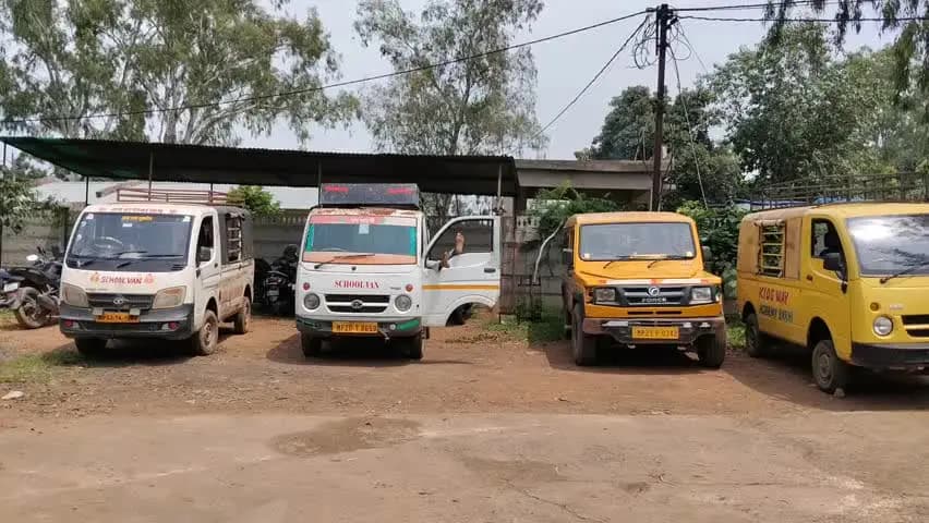 बरही: बरही पुलिस की चार स्कूली वाहनों पर कार्रवाई से मचा हड़कंप
