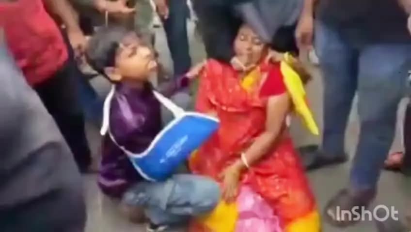 धनबाद/केंदुआडीह: बैंक मोड़ पर ट्रैफिक जवान ने महिला को धक्का देकर गिराया, लोगों ने किया हंगामा