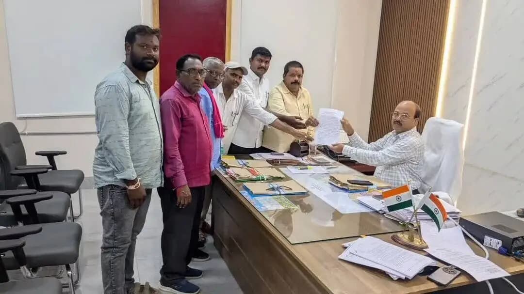 అసిఫాబాద్: రెగ్యులర్ బిసి వెల్ఫేర్ అధికారిని నియమించాలని అదనపు కలెక్టర్ కు వినతిపత్రం అందజేసిన బిసి సంఘం నాయకులు