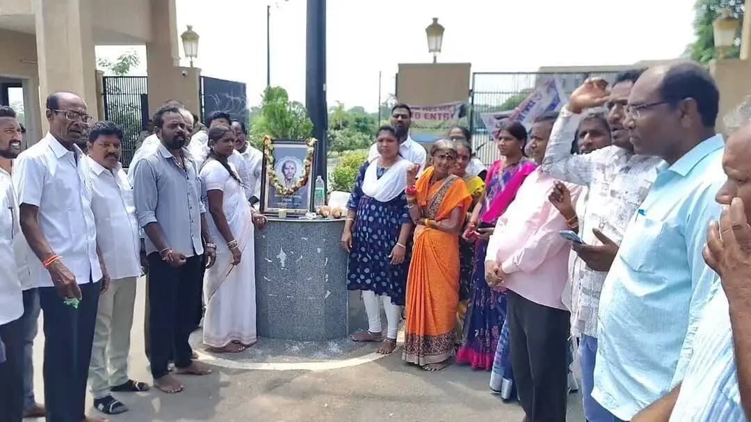 అసిఫాబాద్: ఆసిఫాబాద్ కలెక్టరేట్ ఎదుట ఐలమ్మ వర్ధంతి వేడుకలు