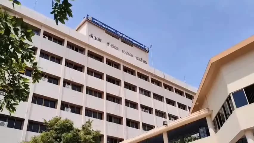 ஈரோடு: மாவட்ட ஆட்சியர் அலுவலகத்தில் குழந்தை இறந்ததற்கு உரிய காரணம் தேவை என குழந்தையின் பெற்றோர் மற்றும் உறவினர்கள் மாவட்ட ஆட்சியர் அலுவலகத்தில் தர்ணா