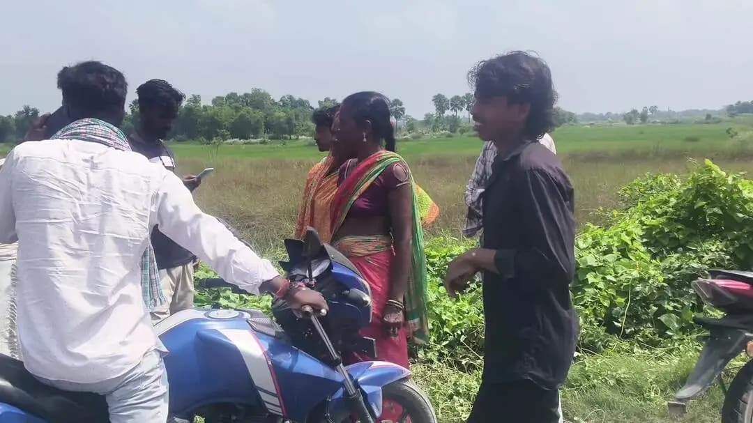 Sahibganj Rajpur Marg per koniya chauk ke sameep khoda pul Ke pass Nashe mein dhut vyakti ka accident hua bataya ja raha