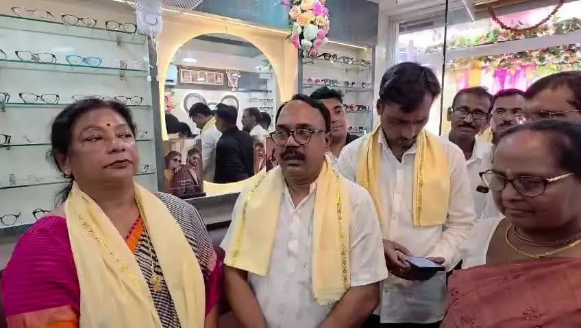 খোয়াই: বিধানসভার মুখ্য সচেতক কল্যাণী সাহা রায়ের হাত ধরে জাঁকজমকপূর্ণ উদ্বোধন ‘কল্পনা আই ক্লিনিক; বিস্তারিত জানালেন বিশিষ্ট সমা
