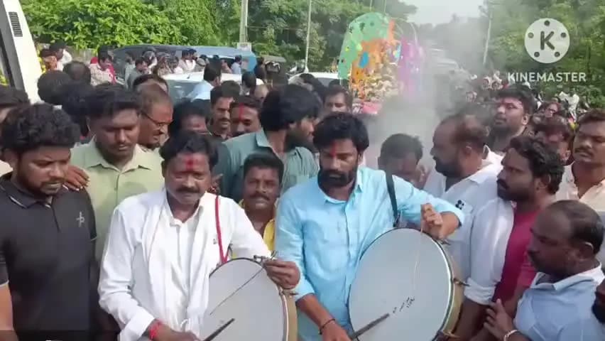 చెన్నూరు: రవీందర్ అంతిమయాత్రలో డప్పు కొట్టిన మాజీ ఎమ్మెల్యేలు
