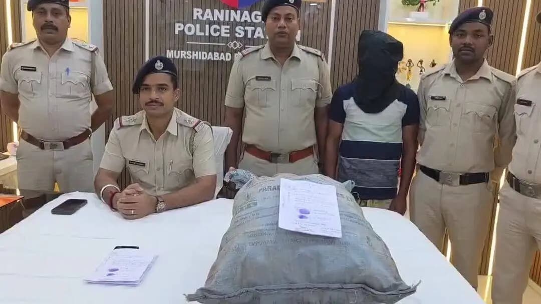 রানিনগর ২: রাণীনগরে বৃষ্টির জলে ভেজা চাষের জমিতে থানার ওসি, গ্রেপ্তার ১