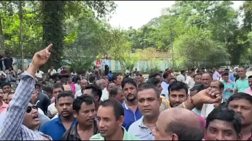 তিনিচুকীয়া: শ শ ঠিকাশ্ৰমিকৰ প্ৰতিবাদত স্তব্ধ ডিগবৈ শোধনাগাৰৰ কাম কাজ