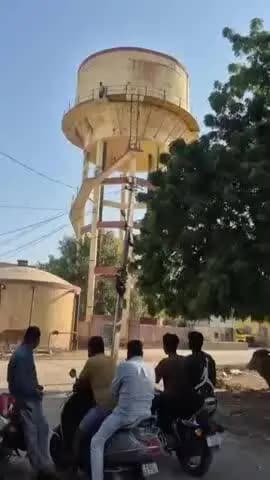 नोखा: जोरावरपुरा में लेनदेन विवाद को लेकर युवक पानी की टंकी पर चढ़ा, मौके पर समझाइश जारी